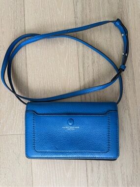 Marc Jacobs Empire Wallet on a Strap
Crossbody